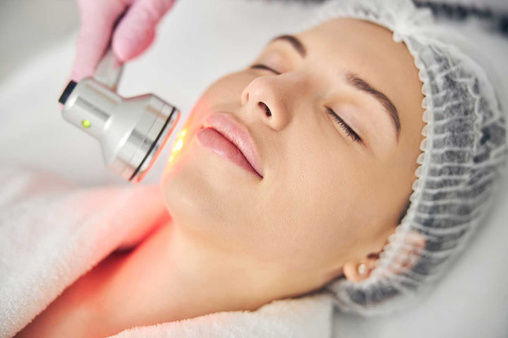 Red light photobiomodulation device used near the skin