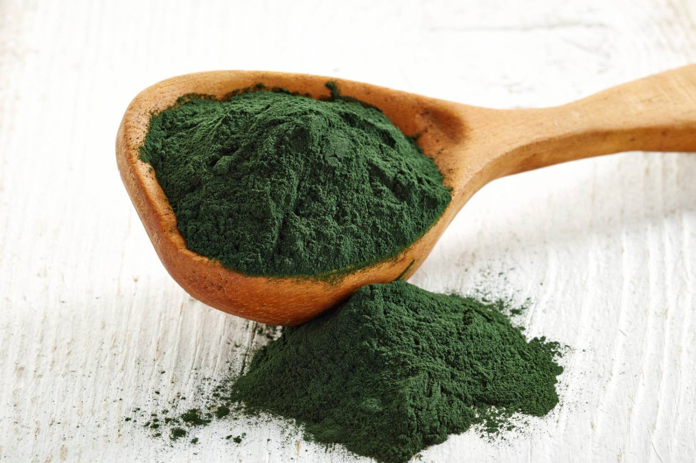 Spirulina powder and supplement label with safety review